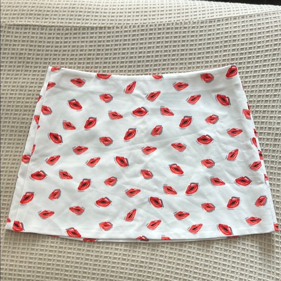 Zara White Mini Skirt with Red Lips Print - Picture 1 of 5